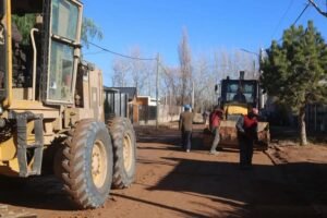 Infraestructura barrial: avanza el asfalto en Valentina Sur y la segunda etapa entra en su fase final