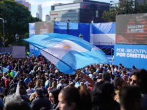Multitudinario banderazo en Parque Lezama para reclamar la libertad de Cristina Kirchner