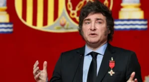 Agenda en Europa: tras recibir una distinción de honor y respaldar a Adorni, Milei cerró una ronda de negocios en España