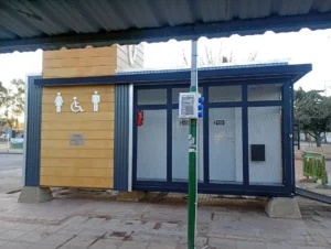 Crece la polémica por la licitación de baños modulares en Viedma y el Tribunal de Cuentas analiza el caso