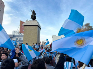 Con banderas y caravanas, Neuquén festejó el pase de Argentina a cuartos de final 