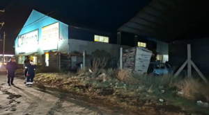 El fuerte viento voló parte del techo de un tinglado en Junín de los Andes y movilizó a los bomberos