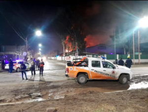 Voraz incendio en una empresa de reciclaje de Cipolletti: trabajaron seis dotaciones de bomberos