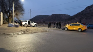 Violento choque en el oeste de Neuquén: un taxi volcó tras impactar contra una camioneta