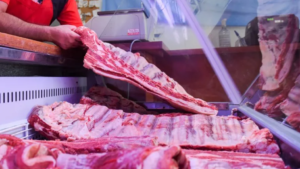 Tras meses de fuertes subas, el precio de la carne comenzó a bajar y pierde contra la inflación 