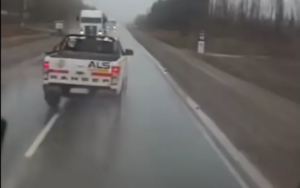 Una camioneta casi choca de frente con un camión tras un sobrepaso imprudente en la Ruta 7