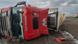 Volcó un camión en la Ruta 23 y el operativo para retirarlo continúa este viernes