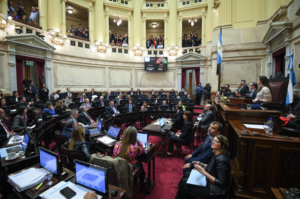 Los senadores cobrarán casi  millones por mes desde agosto tras un nuevo aumento salarial