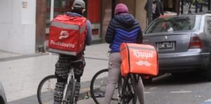 Crecen las deudas entre repartidores de aplicaciones y reclaman una regulación de las tasas
