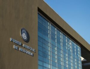 Revocaron la prisión preventiva del empresario condenado por abusar de su hijastra: volverá a su casa