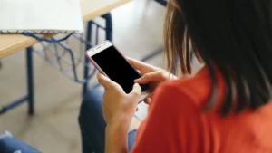 Celulares en las escuelas: Río Negro evalúa la implementación de Pausa Digital y destaca adhesión institucional