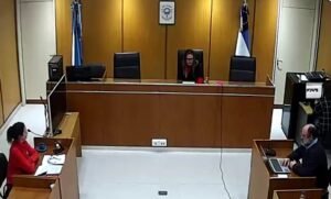 Golpeó y amenazó de muerte a su ex pareja delante de tres niños: seguirá preso dos meses