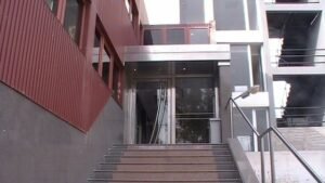 Perseguía y amenazaba a una mujer pese a la tobillera electrónica: quedó preso en Trelew