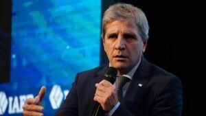 Caputo presentó el programa financiero 2027 y afirmó que salir a los mercados “es una opción, no un objetivo”