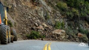 Operativo para remover rocas gigantes y monitorear la ladera para reabrir la ruta de los Siete Lagos