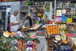 La economía argentina se recupera a dos velocidades: crecen el agro y la energía, pero caen el empleo y el consumo