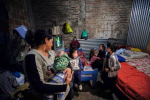 Casi 4 de cada 10 chicos no pueden acceder a ropa: el dato que revela el impacto de la pobreza infantil