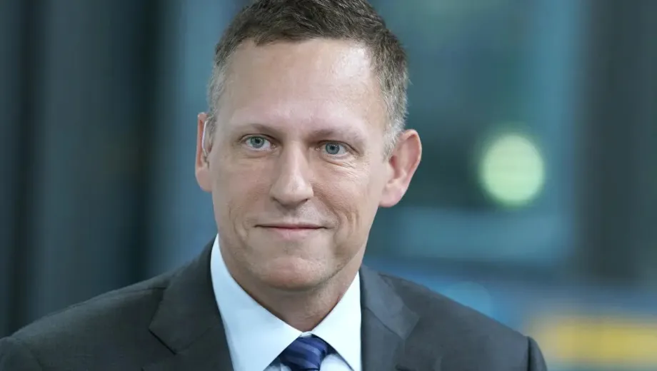Peter Thiel compró acciones de Vista Energy y activistas disfrazados de Gandalf protestaron frente a su casa