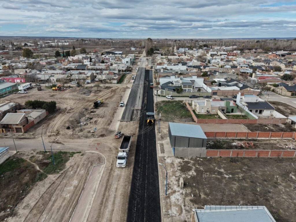 Roca: avanza el pavimento en la obra del conector vial de calle Güemes