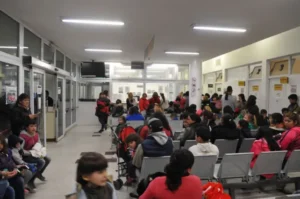 Extranjeros no residentes deberán pagar la atención médica en hospitales nacionales: qué cambia y cuándo se aplicará