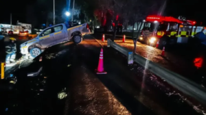 Una camioneta terminó al borde de caer a una calle en Centenario tras pasarse en una curva