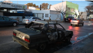 Un auto se incendió por completo en pleno centro de Roca y las pérdidas fueron totales