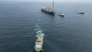 El primer buque de GNL rumbo a Río Negro inició su traslado para ser reacondicionado