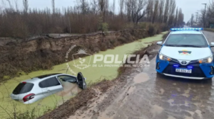 “No fue una tragedia de milagro”: un auto cayó a un canal durante el temporal en Neuquén