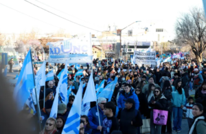 Miles de personas marcharon en Neuquén contra la Ley de Inviolabilidad de la Propiedad Privada