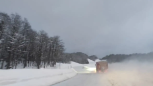 Temporal de nieve en Neuquén: varias rutas permanecen intransitables y restringen la circulación de camiones y pasajeros