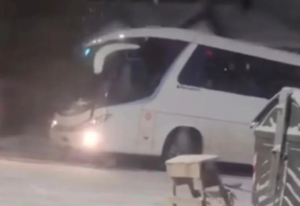 Bariloche: un colectivo con 48 estudiantes derrapó en una calle nevada y chocó a siete autos