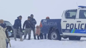 Rescataron a una familia que quedó aislada más de un día por la nieve cerca de Zapala