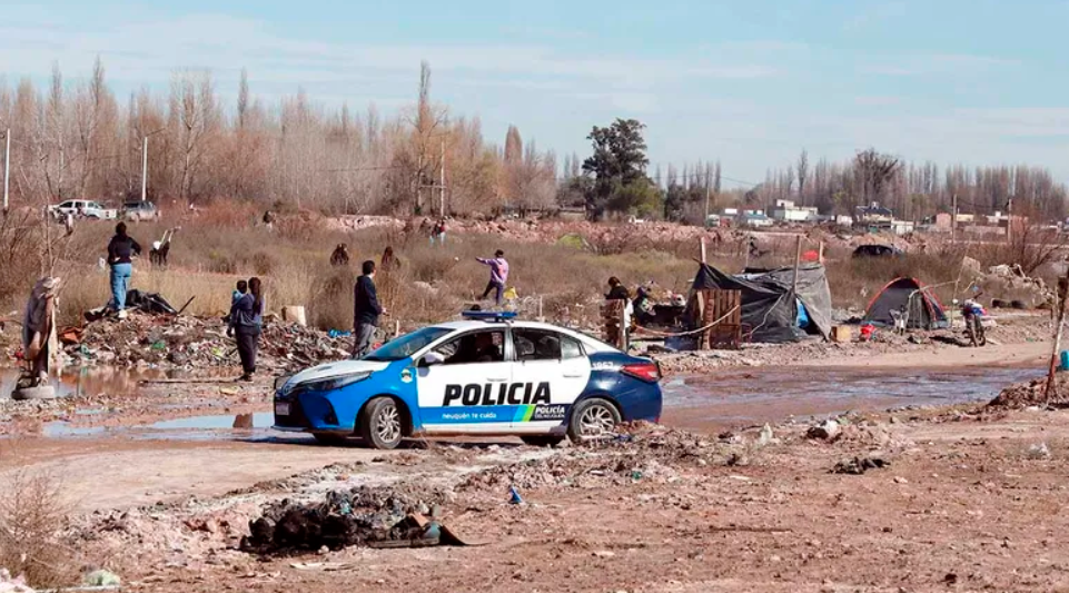 Ordenaron desalojar un terreno ocupado por unas 100 personas en Neuquén