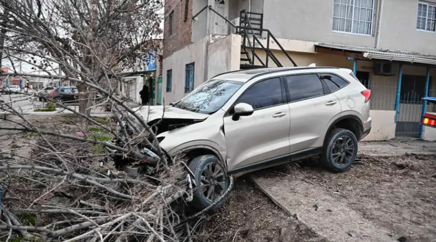 Insólito accidente en General Roca: una camioneta terminó de punta sobre una vereda