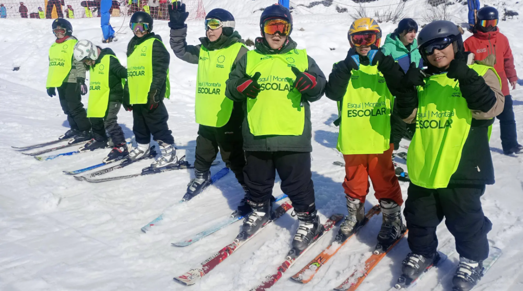 Esquí y montaña: miles de estudiantes de Río Negro participan de actividades en la cordillera