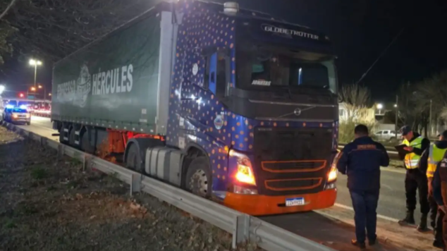Cruzaron en rojo, chocaron a un ciclista y fueron interceptados por vecinos en Centenario
