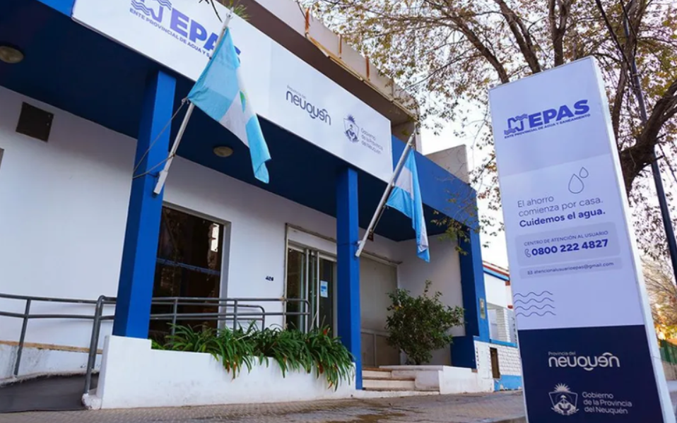 Expulsaron del EPAS a dos empleados acusados de robar y vender medidores de agua
