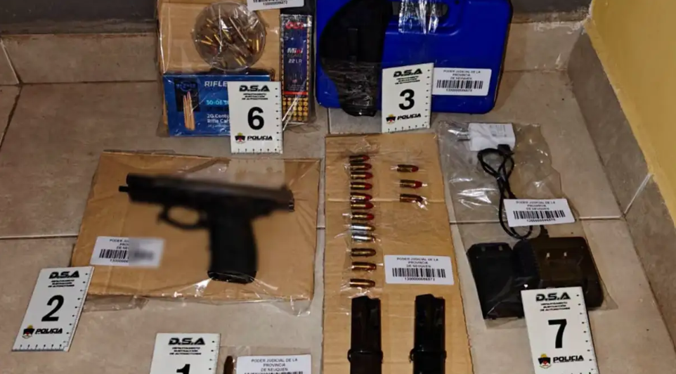 Allanaron tres viviendas por el robo de un auto y encontraron armas, drogas e inhibidores en Neuquén