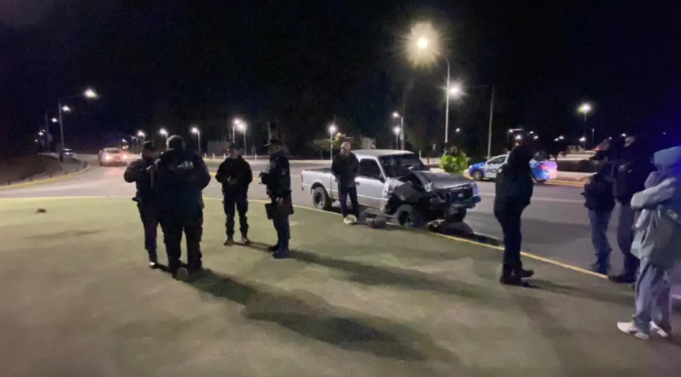 Fuerte choque entre un colectivo y una camioneta en Neuquén: el conductor tenía 2,21 de alcohol