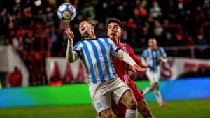 Otro golpe para Racing: jugó más de una hora con diez y cayó ante Argentinos en La Paternal