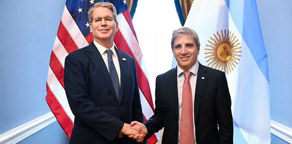 Luis Caputo llegó a Estados Unidos para participar del G20 y reunirse con Scott Bessent