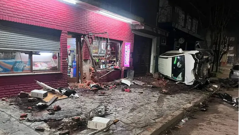 Una camioneta perdió el control e impactó contra un almacén en Mar del Plata: un muerto y cinco heridos