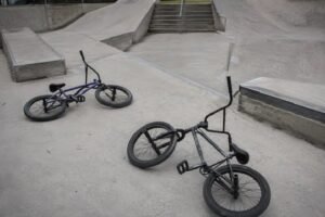 Violencia en Plottier: tiró a otro chico de la bicicleta en una pelea y la Justicia impuso duras medidas a los padres