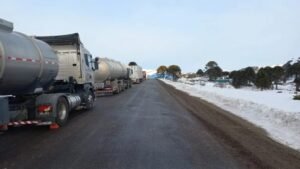 Colapso en las rutas: el cierre de los pasos a Chile acumula miles de camiones varados en Neuquén