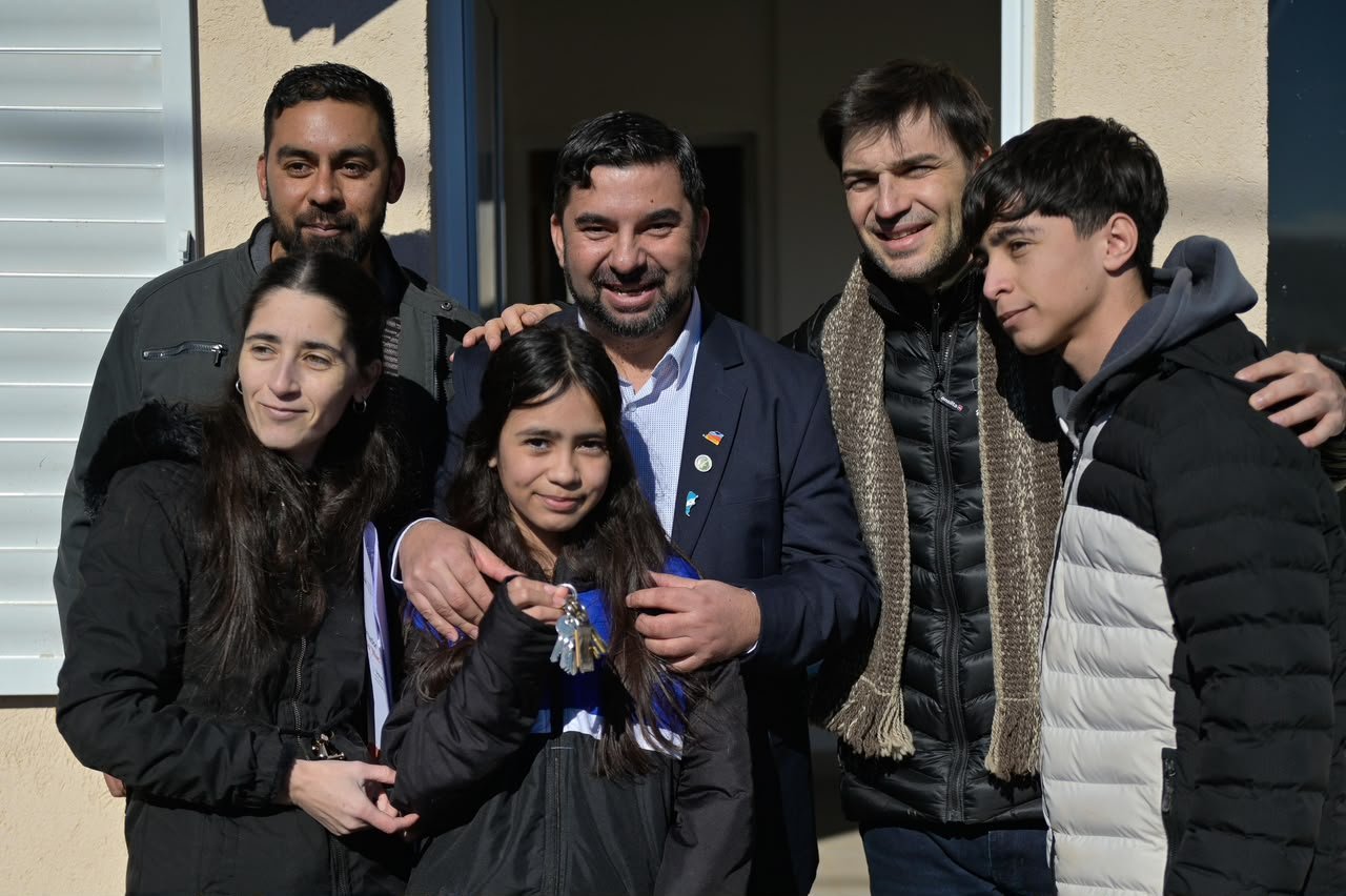 Después de una década, 15 familias de Río Mayo recibieron su casa y anuncian 17 nuevas viviendas Después de una década, 15 familias de Río Mayo recibieron su casa y anuncian 17 nuevas viviendas