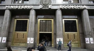 El Gobierno vuelve al mercado este miércoles para renovar ,5 billones de deuda y captar menos dólares