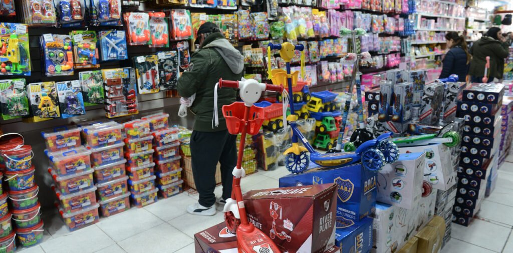 Entre cuotas, descuentos y pantallas: cómo las familias cuidan el bolsillo en el Día del Niño