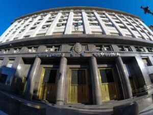 Más recursos para las provincias: aumentaron los envíos en julio, pero no alcanzan a recuperar la caída anual