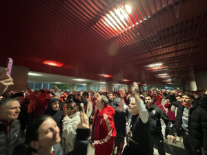 Los hinchas de River volvieron al hall del Monumental con insultos a Di Carlo y pidieron por un histórico DT