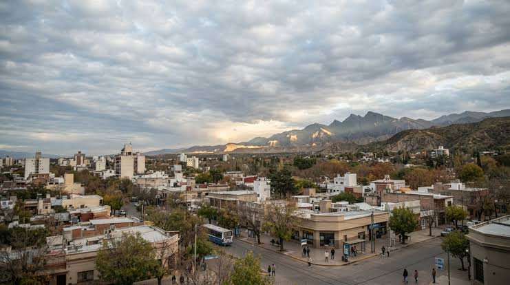 Cielo mayormente nublado y máxima de 16°C: así estará el clima este lunes en Neuquén